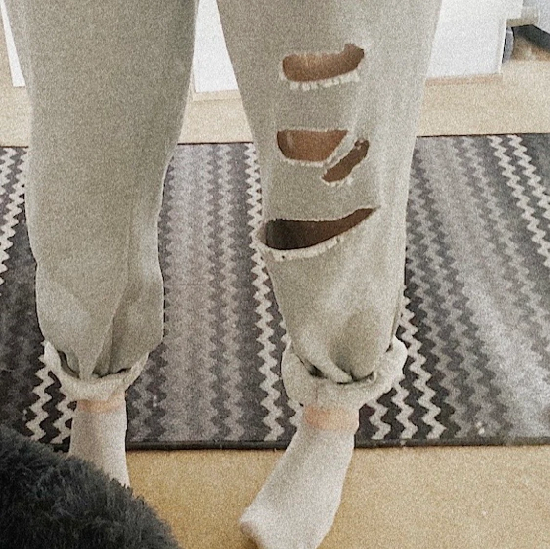 Mjukisbyxor med hål