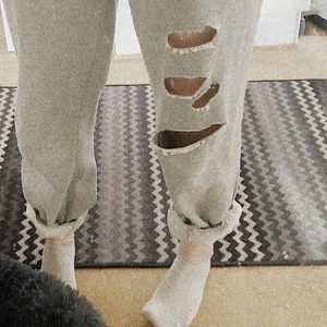 Mjukisbyxor med hål - Fett söta mjukisbyxor med hål på ena benet. Vet ej vart de är ifrån, men på lappen står det ”GILL”. Storlek S