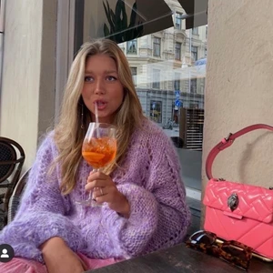 Lila stickad - (Lånad bild) Superfin lila stickad tröja i gott skick! frakt 79kr❤️ Skriv för mer info! Säljer för 200 för att så många är intresserade!😊 Ingen budgivning.