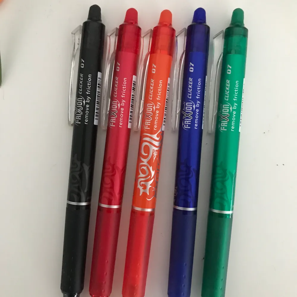 Säljer dessa populära bläckpennorna som går att sudda. De är dyra i vanliga fall men här kan alltid pris diskuteras. Finns i färgerna svart, orange, blå, röd och grön. Kan fixa alla dom färgerna i olika antal. Säg bara vad du vill ha så fixar jag det💕. Accessoarer.