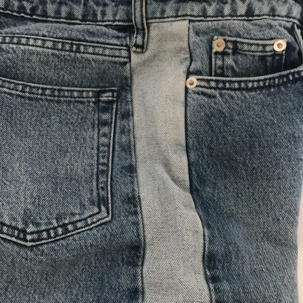 Säljer dessa coola jeansen från NAKD.  De är knappt använda och i storlek 34. Jeans & Byxor.