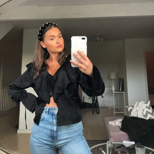 Sååå fin blus - Så fin blus från Nakd i storlek xs. Man kan även knäppa den så man måste inte ha den öppen som jag har den på bilden. Buda från 100 eller köp direkt för 130kr 💘💘