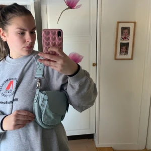 unlimit bag - Väska ifrån ultimat bag, så bra storlek!! Den är så rymlig! får plats med mobil, plånbok och allt du behöver! Massor med olika fack! väskan är i skinn och nypris är runt 1600 ! säljer för 400kr! Dm för bättre bilder!