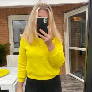 Gul hoddie  - En gul hoddie från Zara, storlek 134. Passar mig som är en storlek S i överkropp men armarna är lite korta som man ser på bilden. Aldrig använd. Kan mötas upp i helsigborg eller skicka den. Står ej för frakten. Bud börjar på 50kr