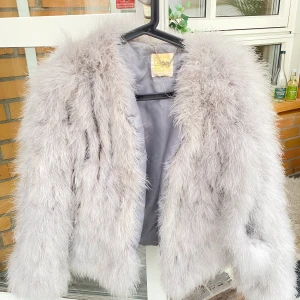 Ljusgrå Pellobello - Ljusgrå pellobello passar mig som är en S/M. Köp direkt för 300kr eller startbud på 150kr .Kan mötas upp i Helsingborg/Båstad. Annars kan jag frakta men står ej för kostanden. Endast swich🤎