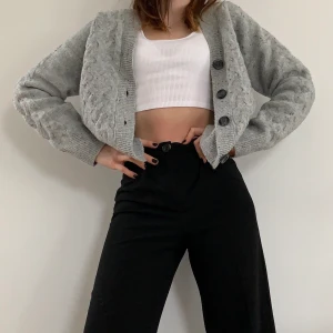 Stickad kofta - Super mysig grå stickad kofta. Väldigt mjuk och inte sticksig alls!! Jag är en xs-s i storlek. Frakt tillkommer.