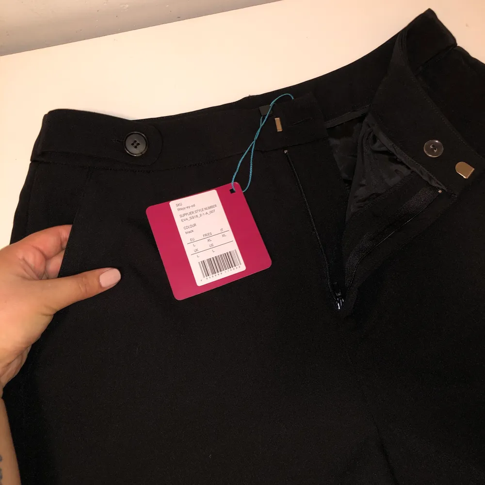 Svarta tygbyxor storlek  L, mindre i midjan, den är oanvänd !  Finns i Falun . Jeans & Byxor.