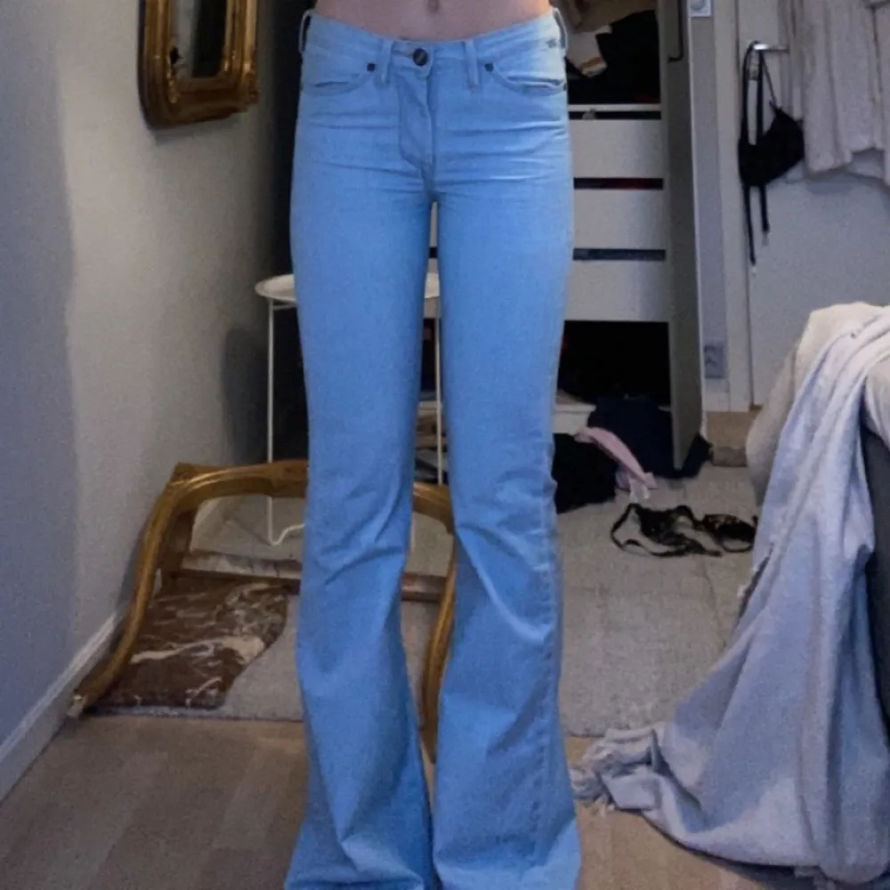 Lågmidjade bootcut jeans från wrangler, de går över skon på mig o ja är 177 så väldigt långa! Lite slitna längst ner men inget man tänker på💟säljer bara de då är lite små i rumpan men bra i midjan o ja brukar ha 36 i jeans . Jeans & Byxor.