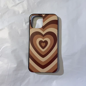 Skal till iPhone 12 - Brunt skal med hjärtan som passar iPhone 12 och 12 PRO. Fri frakt🤎