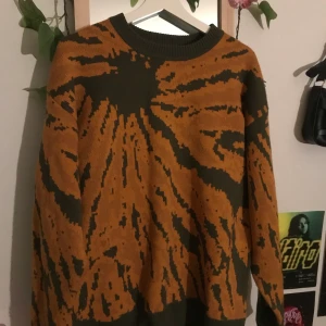 Knitted jumper🔮 - Supersnygg stickad tröja från Weekday🖤 Oversized passform och felfritt skick☺️ Nypris ligger runt 600