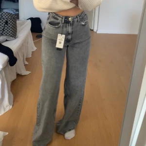 Wide leg jeans  - Säljer mina vida jeans från stradivarius. Storlek 36, men väldigt åtsittande. OBS! Klippta i benen, passar 165-168. Köparen står för frakten 