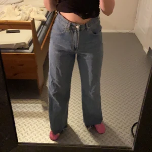 Jeans - Säljer dessa snygga, oanvända byxor från NAKD i storlek 38, köparen står för frakten 😊