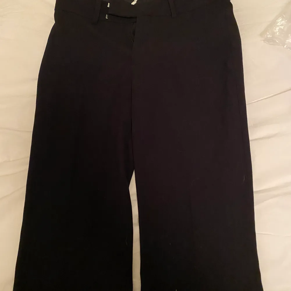 Säljer dessa svarta utsvängda kostymbyxor från Zara! De är i storlek S och skulle passa någon som är ca 170cm! De är i perfekt skick👌🏻. Jeans & Byxor.