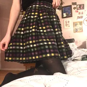 Jättegullig rutig 60-tals kjol i svart, grönt, lila och gult! Hög i midjan och går ner till lite över knäna (jag är 163)! Frakt ingår inte i pris ✨💕💞