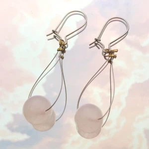 Rosenkvarts - örhängen  - Små dainty, handgjorda örhängen 