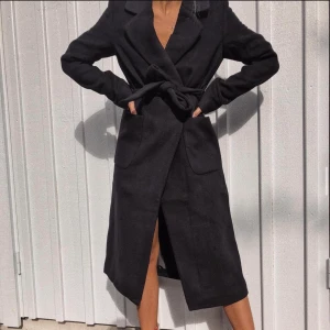 Svart kappa - En favorit som ska få nytt hem 🤍 Med skärp. Fickor. 