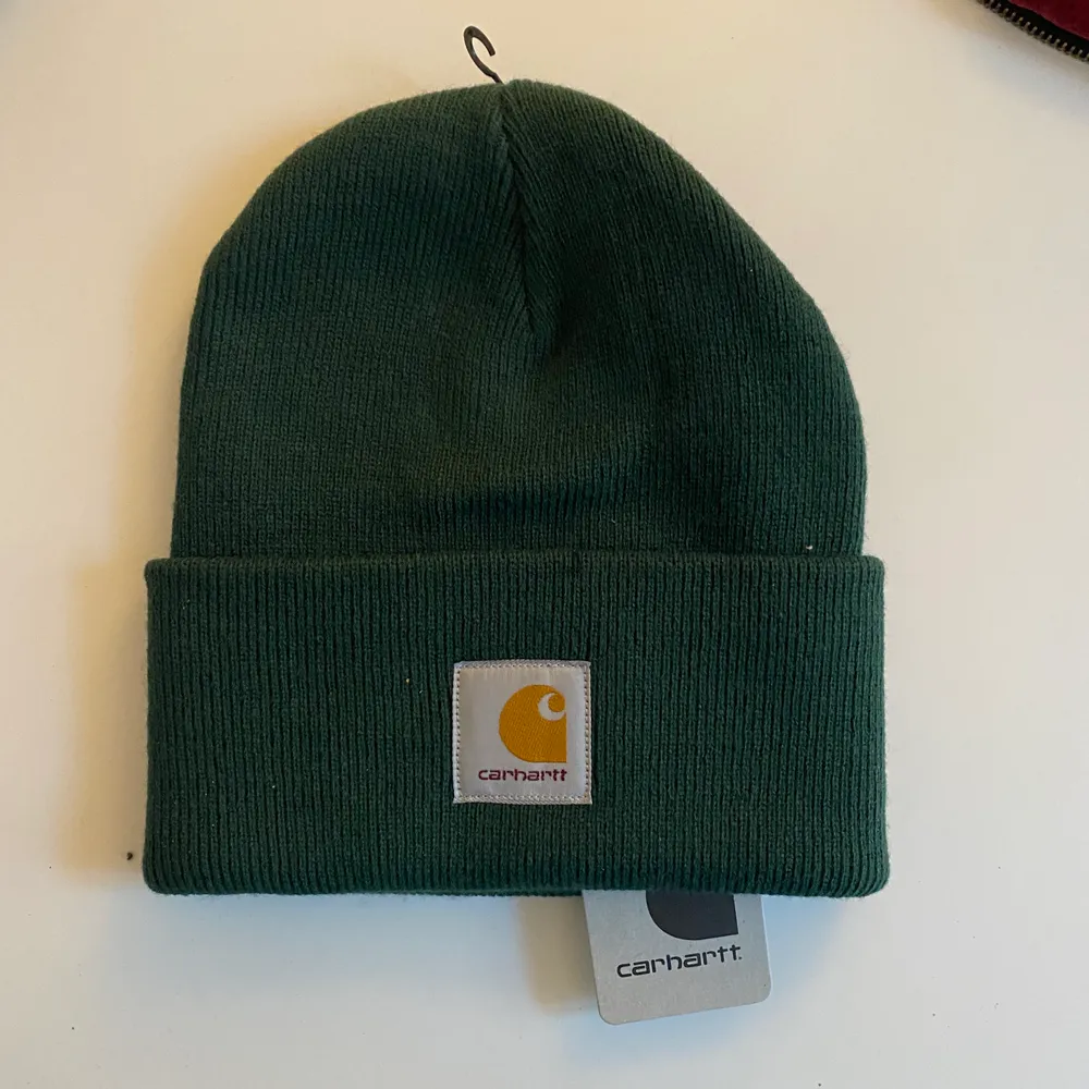 Green Beanie from Carhartt! Brand new, with tag on!  The price is negotiable, so feel free to send me a message to discuss or if you want more information/pictures!☺️ I accept Swish and PayPal if you rather do that!. Accessoarer.