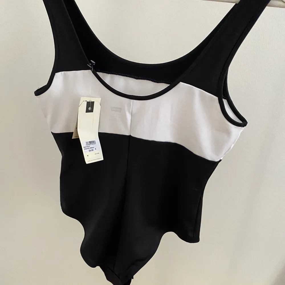 New bodysuit from Levi’s! The fabric ressembles the one of a swimsuit! Brand new, with tag on, I bought it for 29€ (290Sek). The price is negotiable, so feel free to send me a message to discuss or if you want more information/pictures!☺️ I accept Swish and PayPal if you rather do that!. Toppar.