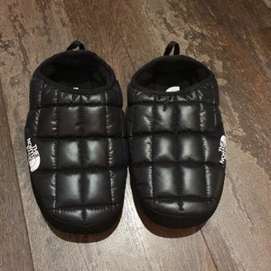 The north face tofflor - Använda någon enstaka gång då dom sitter liite för tajt på mig som har storlek 38, så sitter nog perfekt på en 37a. Supervarma!