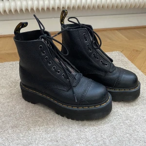 Dr. Martens Sinclair - Hjälper tjejen min att sälja sina Martens Sinclair. Skorna är använda 2 ggr utomhus i somras. Hon säljer skorna pga av de är för stora. Storlek 38.