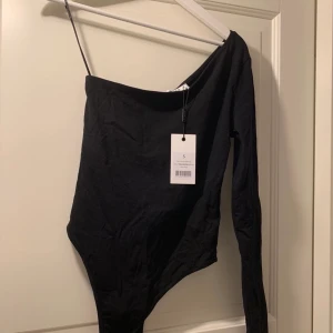 NAKD topp  - Super fin topp där ena axeln syns! Den är aldrig använd och i super fint skick! Frakten står köparen för, kan va något billigare än vad som står i annonsen. 🤍