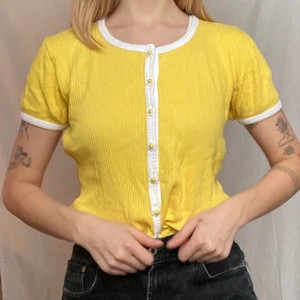 Vintage gul topp med blom-knappar - Sjukt fin gul topp i strl medium! Väldigt bra skick, knapparna är blommor!