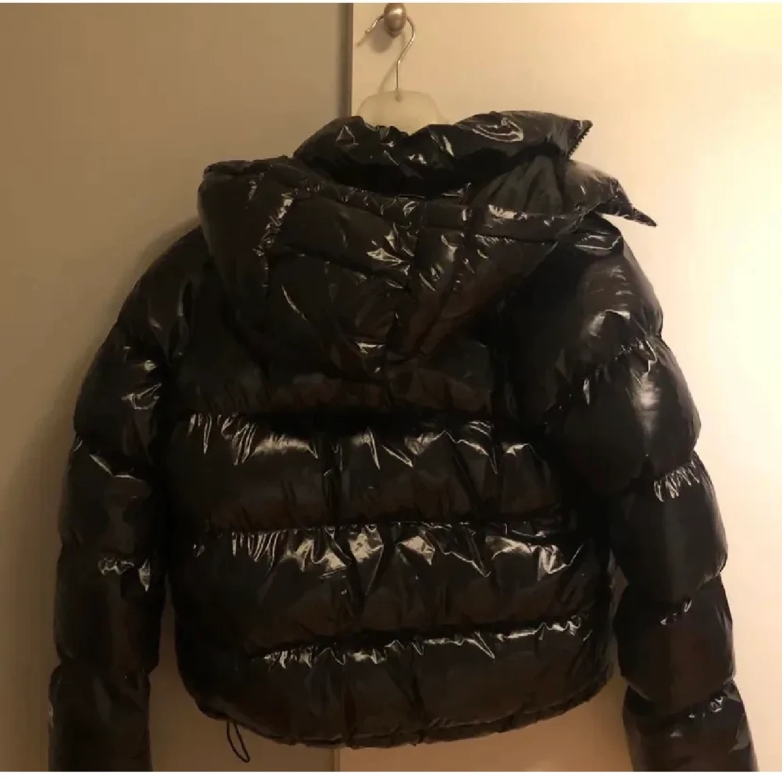 Bershka svart glansig jacka XS