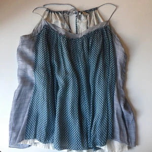 Custommade siden topp linne cami - Blå grå vit printad sidentopp från danska Custommade. 100% siden. Strl 40 Finns mer bilder och mått.