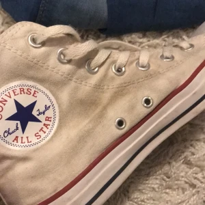 Skor - Ett par converse skor. Självklart Lite smutsiga men tvättas självklart så gott som de går innan leverans! Helt sönder fria så nästan som nya!