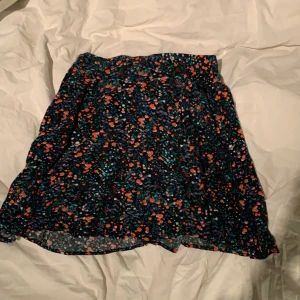 Blommig kjol - En super söt sommar kjol med små rosa röda och vita blommor!💖 sitter lite tajtare i midjan och är mer flowig neråt