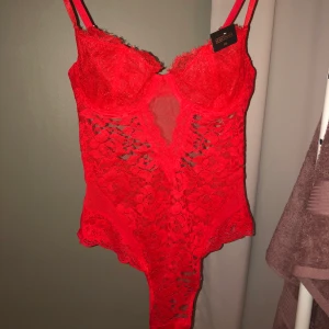 Spetsbody  - Oanständigt spetsbody från Bikbok. Storlek XS, säljer denna pågrund av ingen användning. Öppen i ryggen och är väldigt stretchig och mjuk i material. 