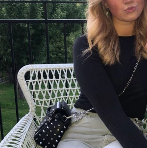 Zara nitväska - Säljer min ascoola nit väska från zara. Någora nitar har trillat av osv men Skickar fler bilder vid intresse.❤️