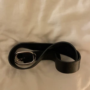 Svart skärp - Svart skärp med silvrigt spänne! Köparen står för frakt 