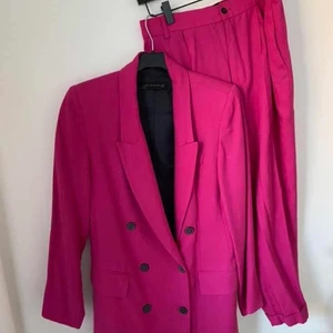 Somrig kostym från ZARA - Säljer med ledset hjärta den här otroligt snygga kostymen, den är från Zara och köpt av mig i en grupp på facebook. Byxorna är M och kavajen S, passade mig tyvärr inte som jag ville men den är i nyskick 🥺 