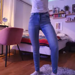 Supersnygga unika jeans! Har extremt snygg passform men kommer tyvärr inte till användning, dm vid intresse!🍄