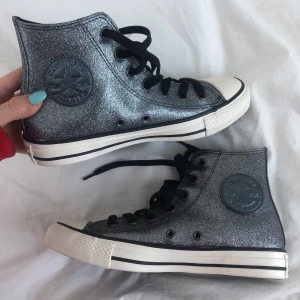 Converse - ⭕️ HÖGSTA BUD = 320 (+frakt) 👀 Säljer dessa jätte coola glittriga/skimmriga Convers då dom inte riktigt är min stil (tyvärr!). Köpa av en tjej på plick men helt oanvända & nya! 💕 vid frågor är det bara att fråga! 🥰 säljs till super pris, men frakt tillkommer dock ❤️