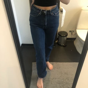Rowe weekday  - Mörkblå weekdayjeans i modellen Rowe. Säljer då de är fel storlek för mig. Sparsamt använda så fint skick. Köparen står för frakt