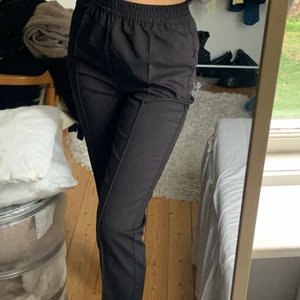 Oanvända kostymbyxor, nakd, strl 38 - Helt oanvända kostymbyxor med resår i midjan. Från nakd storlek 38. 150 kr