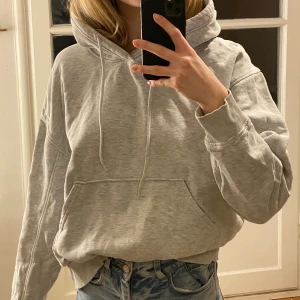Hoodie - Säljer denna gråa hoodie den weekday med fina detaljer på armarna med super najs oversized passform, står ej för frakt❤️❤️