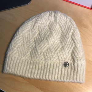 Beige Mössa (one size) - KappAhl - 80 kr  - Beige Mössa (KappAhl), använd ett fåtal gånger. 80 kr + frakt 