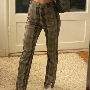 Kostymbyxor med slits - Säljer dessa skit snygga och trändiga kostymbyxorna med slits. Kostymbyxorna har en mycket vintage och 90tals vibe vilket är mycket snyggt. Står ej för frakt💕💕