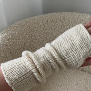 Torg vantar - Super söta torg vantar. Aldrig använda. Säljer pga att jag har två par. Väldigt sköna. INTRESSEKOLL! Budet ligger på 130kr + frakt! Anslutas 23/2 kl.20.00❤️