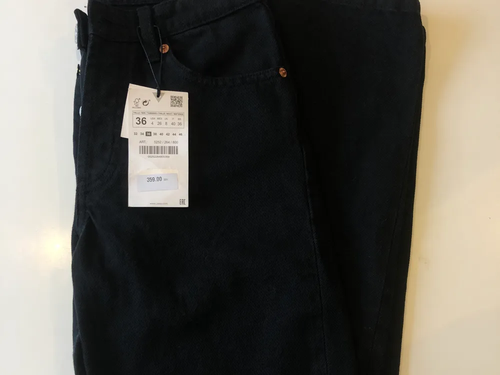 Raka jeans från Zara i storleken 36. Aldrig använda utan endast testade och säljer då jeansen är för små. Slutsålda på hemsidan. Frakt på 50 kr tillkommer🤎 . Jeans & Byxor.