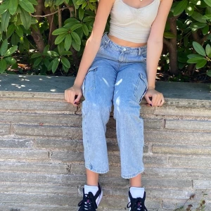 Snygga cargo jeans - Fina cargo jeans som är ganska baggy och ljusblå. Sitter bra på någon som är s-xs skulle jag säga. 