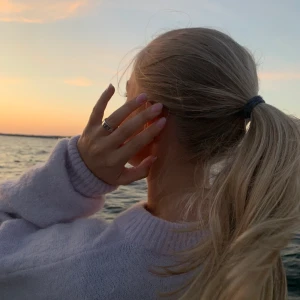 & Other Stories Knitwear - Säljer min sååå fina Ull tröja från & other stories i färgen ljus lila. Köptes förra sommaren men är knappt använd. Storlek M men passar även S🥰 köparen står för frakten💗💗 Nypris ca: 1100kr