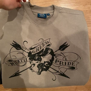 Tröja  - Långärmad tröja finns i svart och beige. 