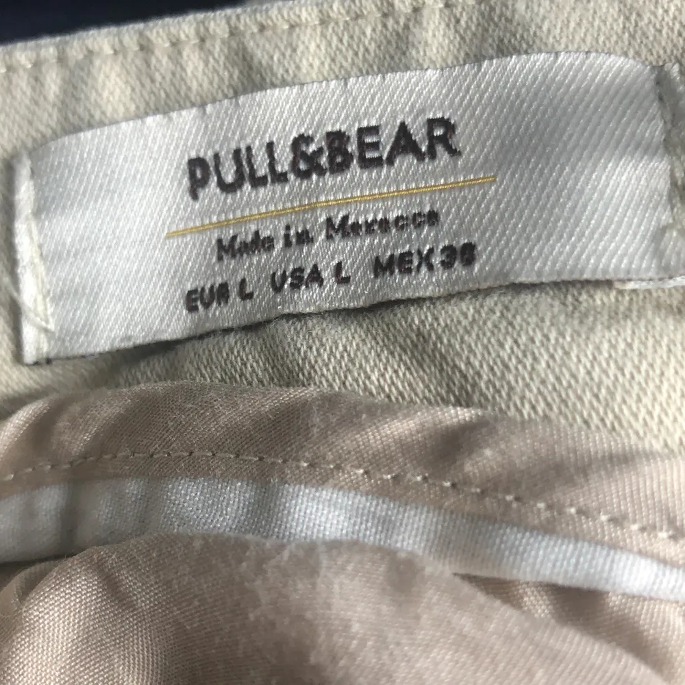 Byxor från Pull&Bear, använda ungefär 5 gånger. De passar perfekt på mig som är 160 cm.. Jeans & Byxor.