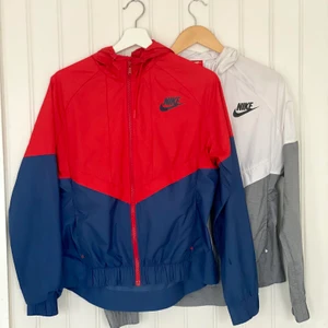  ”vintage”vindjackor från nike! - Finaste jackorna som behöver nya ägare! Inga defekter mer än ett hål på ca 1 centimeter på den röd/blåa jackan! Skriv privat vid intresse!💜 passar typ XXS-M beroende på hur man vill ha den!