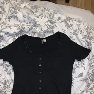 Svart topp ✨ - Svart kortärmad topp storlek M men liten i storleken sitter mer som en S. Använd ett fåtal gånger, bra skick.                   Priset kan diskuteras! Kontakta för fler bilder osv ✨