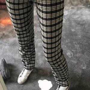 Rutiga byxor - Svart vita rutiga byxor från Zara i storlek Xs men passar mig som alltid brukar ha S. Superpopulära och slutsålda i butik. 